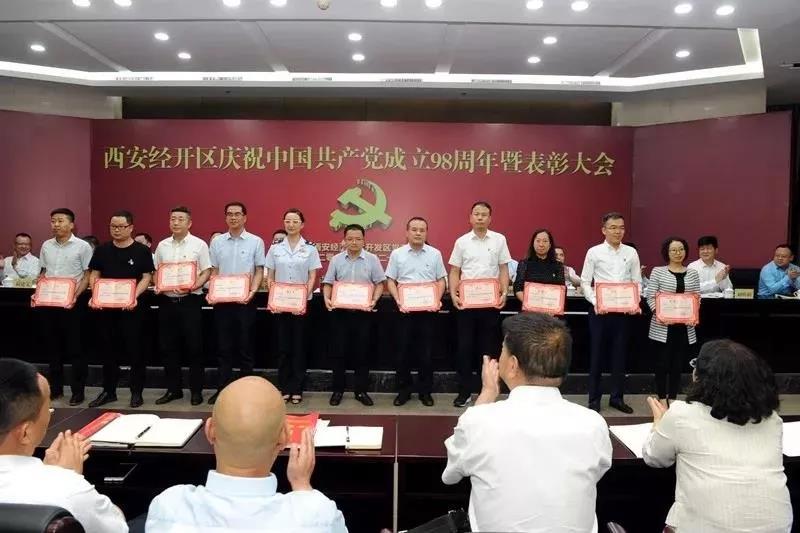 學(xué)習(xí)先進(jìn)典型 爭做優(yōu)秀黨員